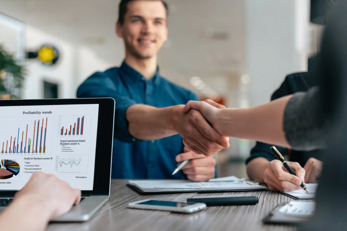 Transport mebli: Najważniejsze wskazówki i usługi, które ułatwią przeprowadzkę